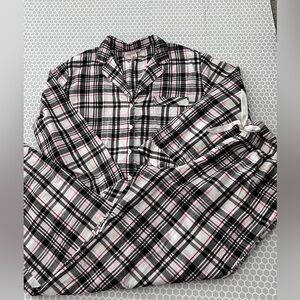 Victoria’s Secret Women’s Black and Pink Plaid Long Sleeve Pajama Set

Size M